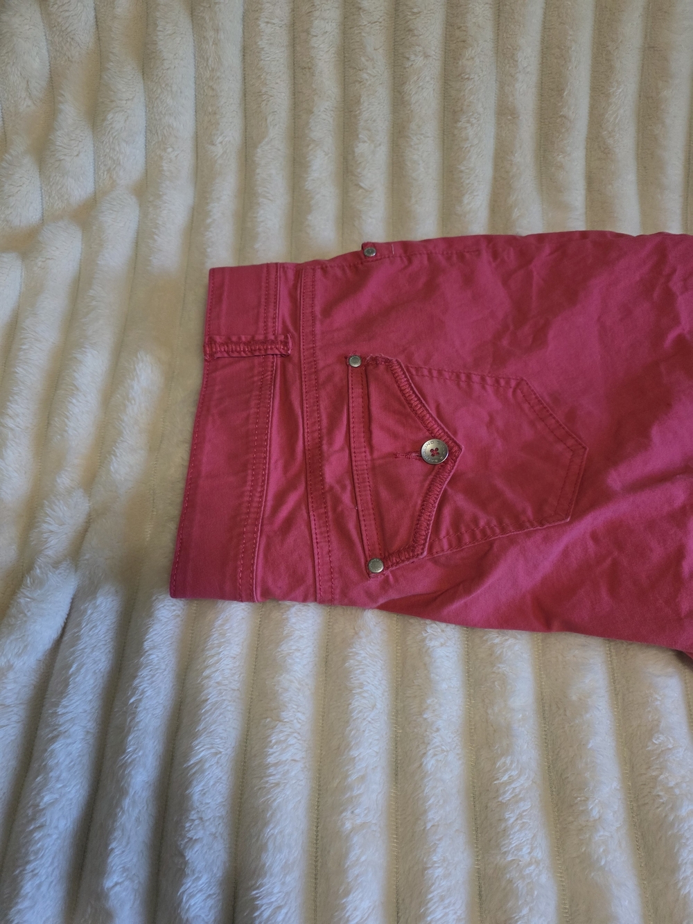Bandolino Hot Pink Capris - Picture 3 of 10